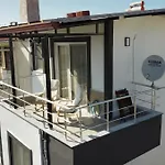 Denize 5 Dk Yuerueme Mesafesinde Kus-ar Sitesi