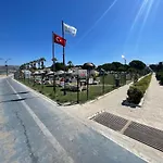 Denize 5 Dk Yuerueme Mesafesinde Kus-ar Sitesi Kusadası