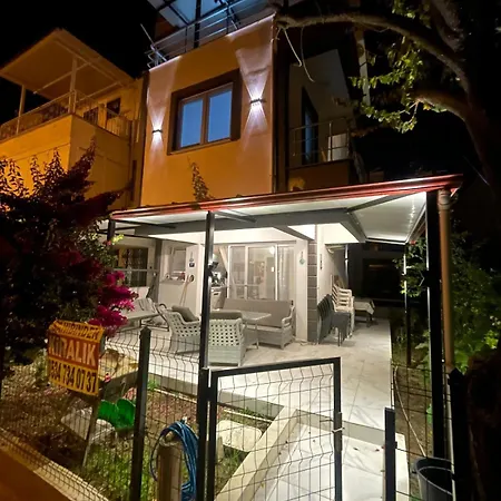 Nyaraló Denize 5 Dk Yuerueme Mesafesinde Kus-ar Sitesi Kusadası
