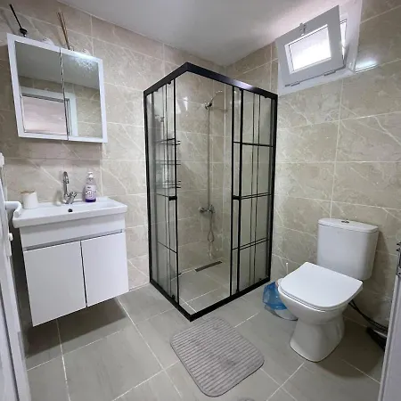 Denize 5 Dk Yuerueme Mesafesinde Kus-ar Sitesi Kusadası